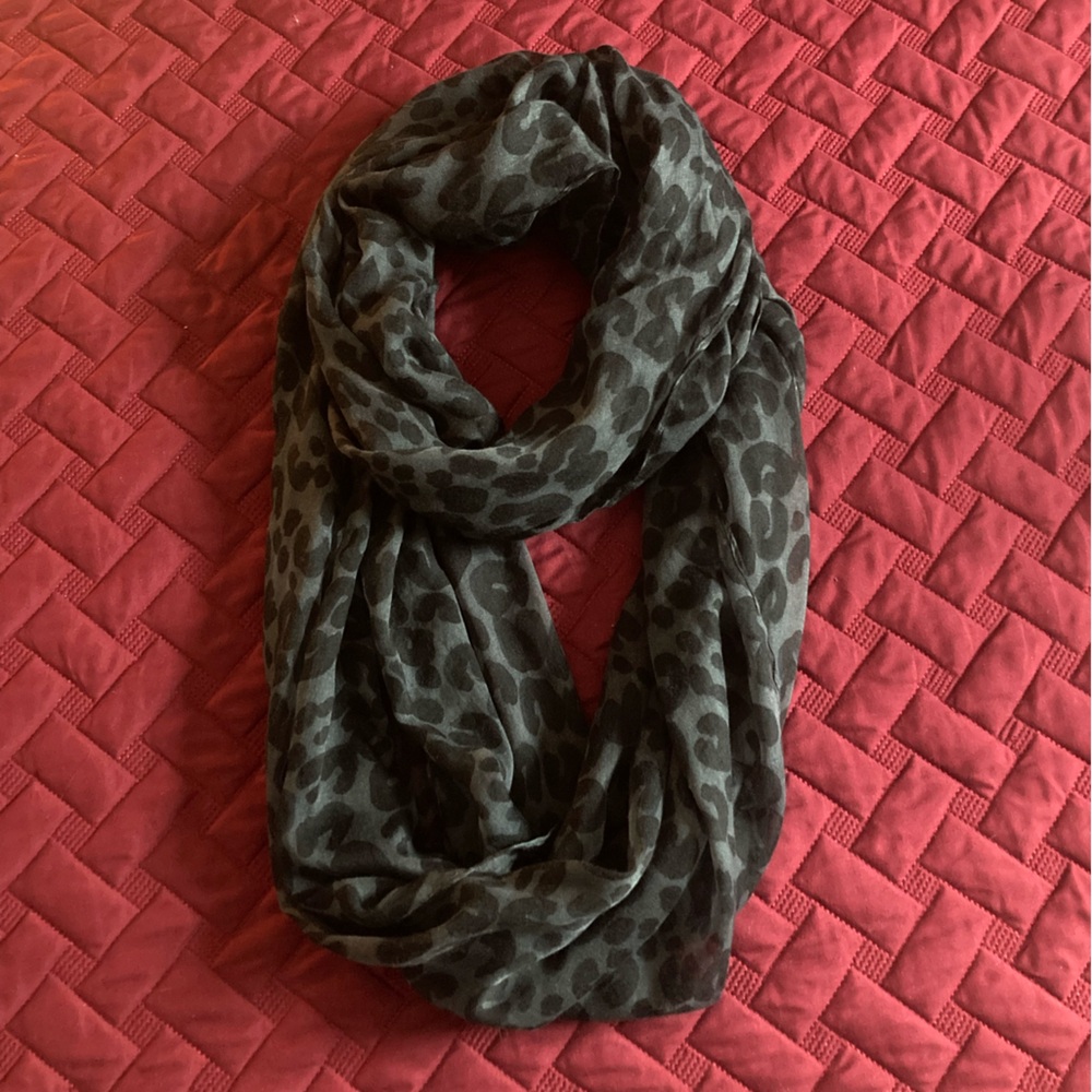 Gray Leopard Infinity Scarf 🐆🧣